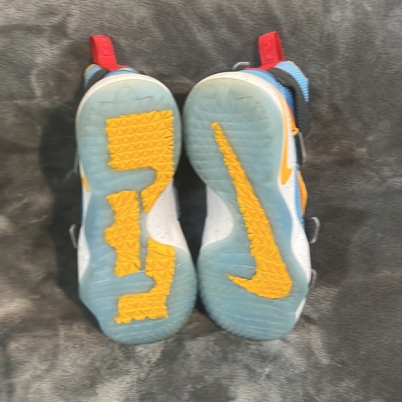 Lebron Soldier 11 FlyEase GS Sz 6.5Y University Gold/Blue EUC AJ6985-700 - Picture 6 of 6